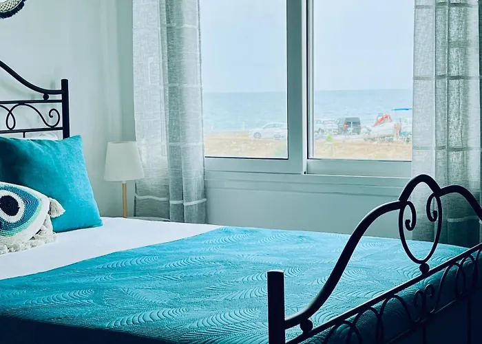 Thalassia Avra Stegna